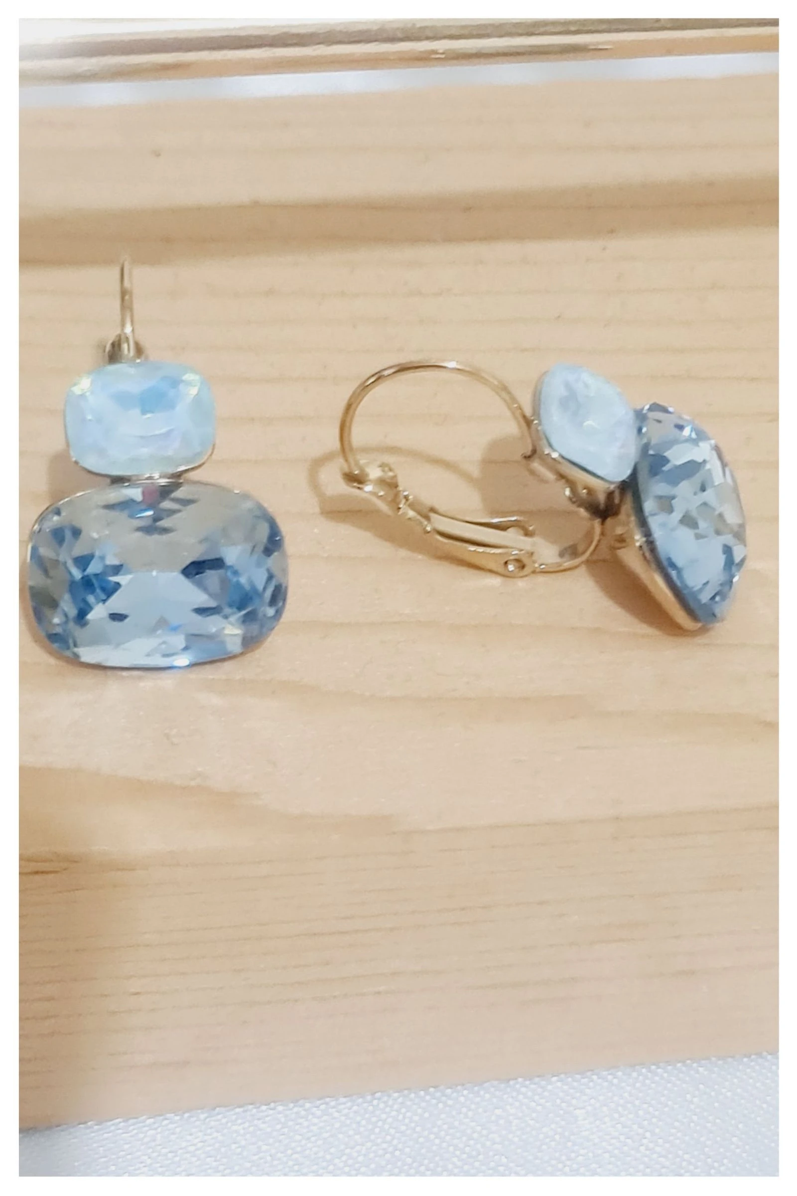 Boucles d'oreilles dorées cristaux bleus  – photo 2